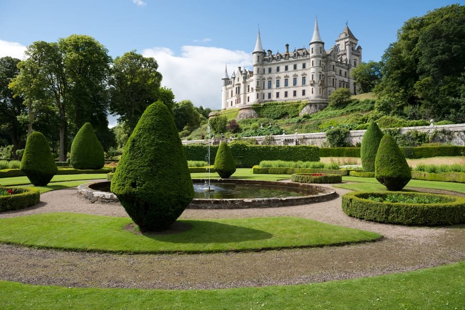 road trip écosse jolie chateau avec de la verdure tout autour en ecosse