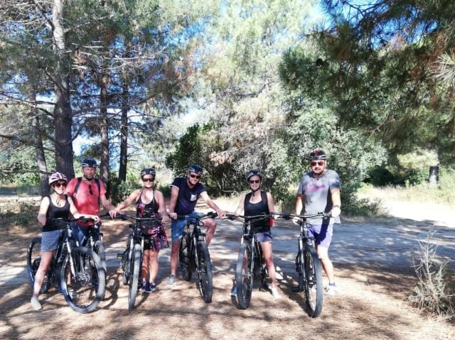 Electric mountain bike rental in Ventiseri, from Solaro
