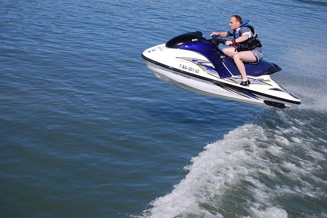 un homme sur un jet ski qui fait un bon vers le haut voyageoscope sport nautique
